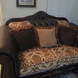 Beautiful Matching Sofa & Loveseat Set – Great Condition!