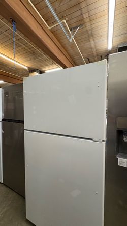 GE 32 in 21.9 cu.ft. Top Freezer Refrigerator Garage Ready in White New Scratch and Dent