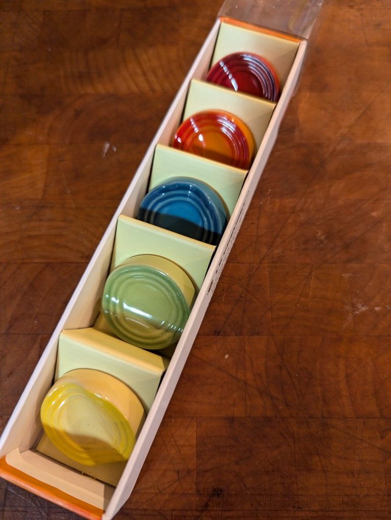 NIB Le Creuset original rainbow chopstick rests