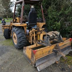 Case Tractor, starts right up
good tires, a few little problems but ready to Work.4WheelDrive