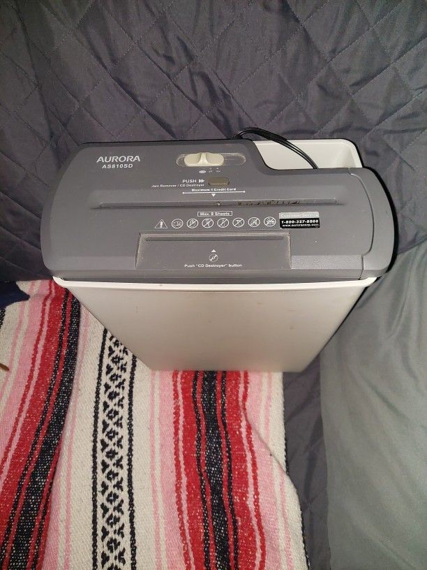 Paper shredder with bucket