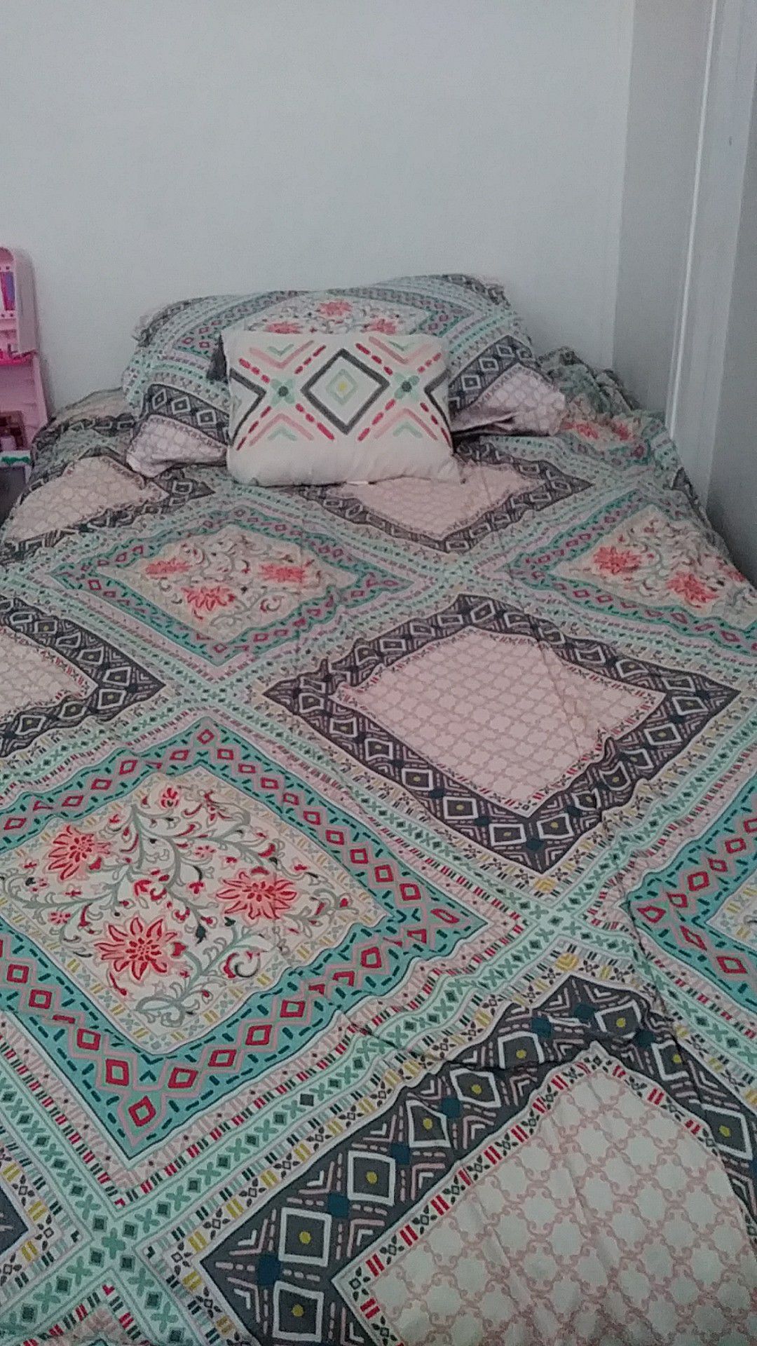 Like new twin comforter set