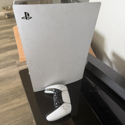 Play Station 5 Excellent Condition 