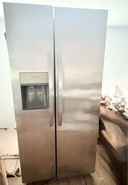 Frigidaire 33 “ Side-by-side refrigerator