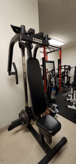 Titan Fitness Plate-Loaded Chest Fly / Rear Delt Machine