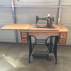 1915 Antique Singer Treadle Pedal Sewing Machine & Wood Cabinet