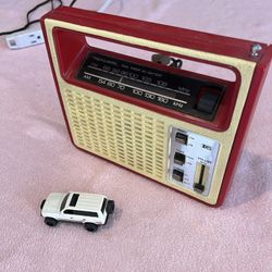Realistic Portable Radio 12-664 Vintage Red And Cream Extremely Clean