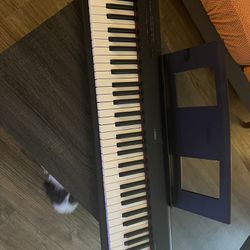 Yamaha Keyboard! Excellent Condition ! With Charger And Note Holder 