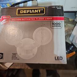 Defiantc1000 Lumens LED security liight