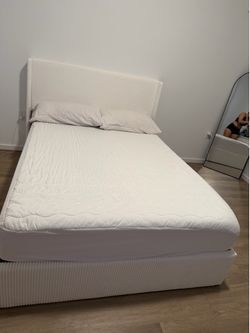 Bed frame with mattress (full)
