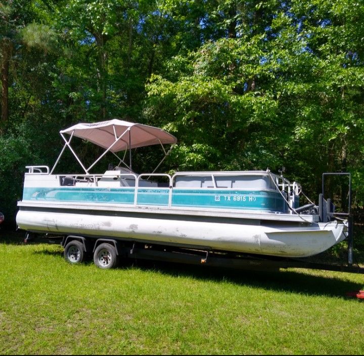 Crestliner Pontoon Boat 24ft