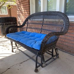 Swaying Outdoors Wicker Bench 