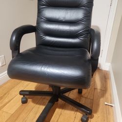 Comfortable Leather Executive Office Chair – Swivel & Height Adjustable