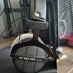 beyerdynamic DT 990 Pro Studio Headphones