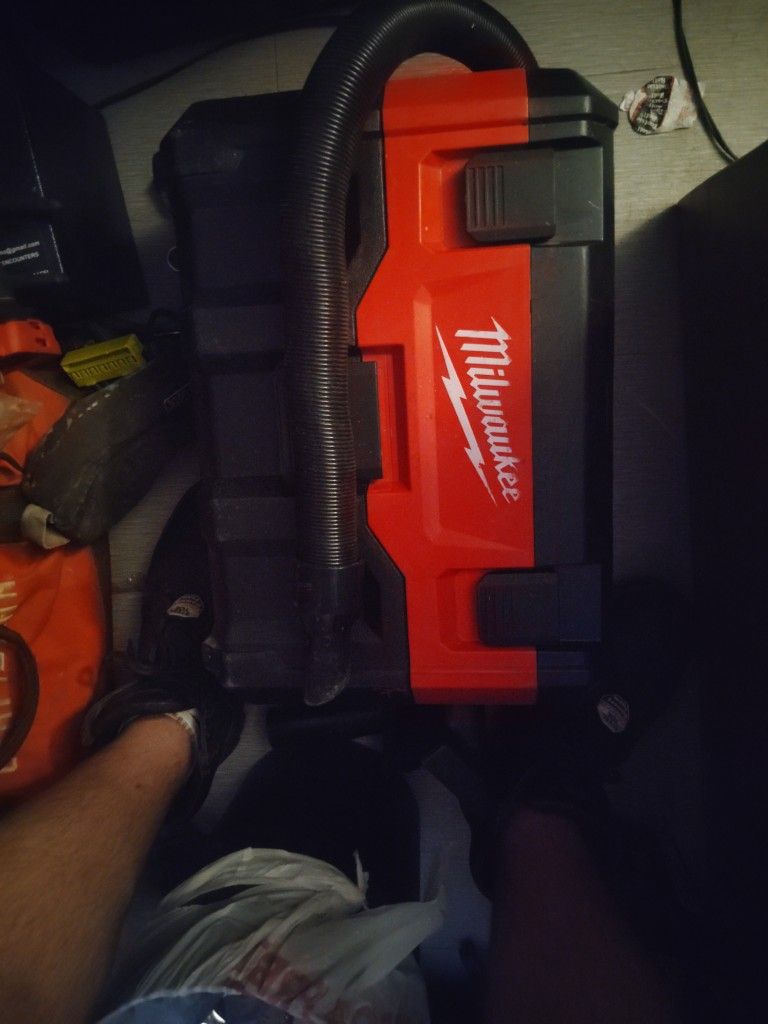 Milwaukee® M18™ 2-Gallon Wet/Dry Vacuum 45 CFM