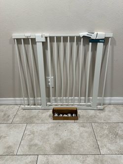 Extra Wide Pet Gate / Baby Gate - Fits Openings 29” - 43”