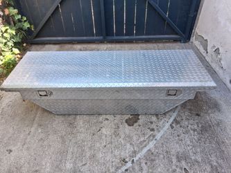 Truck tool box, cross over type