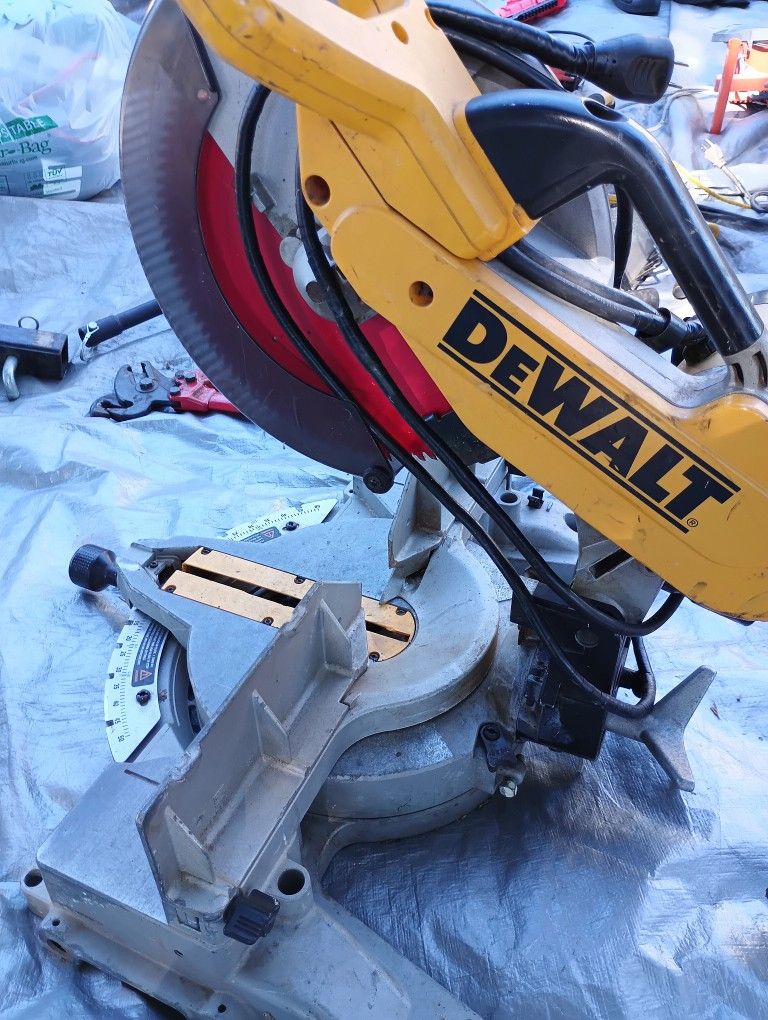DeWalt Saw
