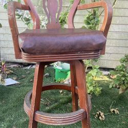 🪑 Vintage Solid Wood Swivel Bar Stool w/ Arms – Upholstered Seat – $60