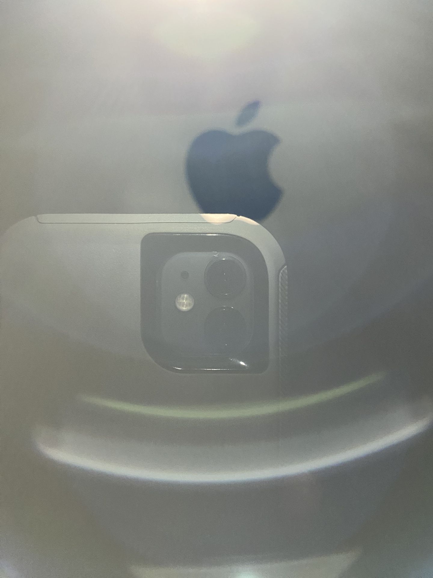 It has gold, the iPhone 8 Plus in this gold
