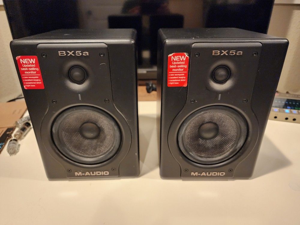 M-Audio BX5a Deluxe Studio Monitors