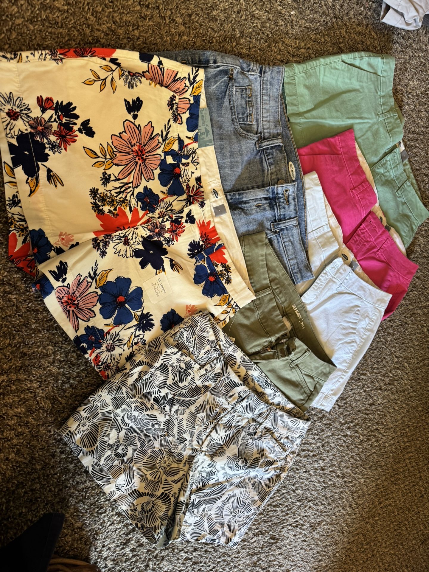 7 Women’s Old Navy Size 4 Shorts