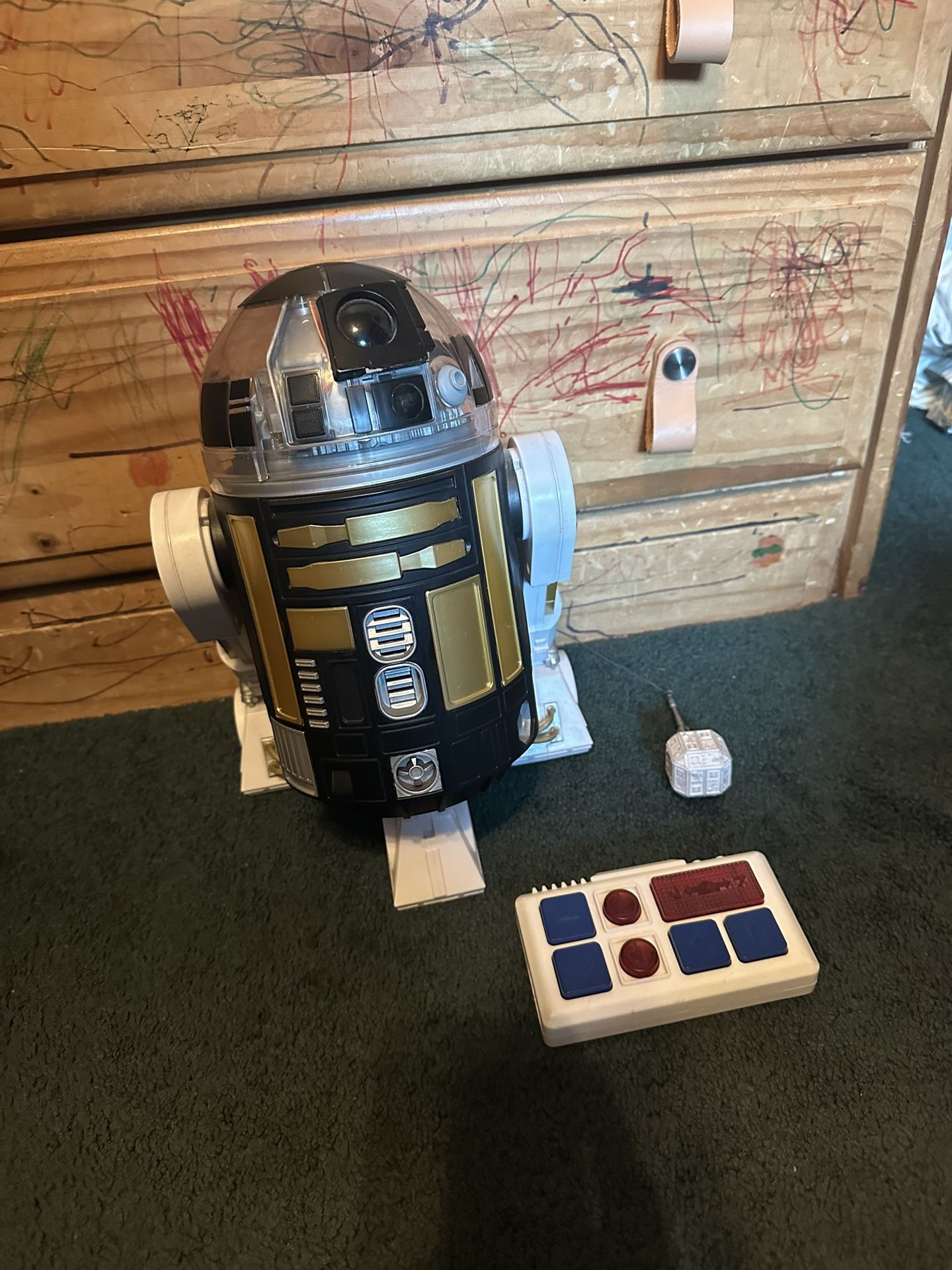 Disneyland Galaxy Edges R2D2 Droid