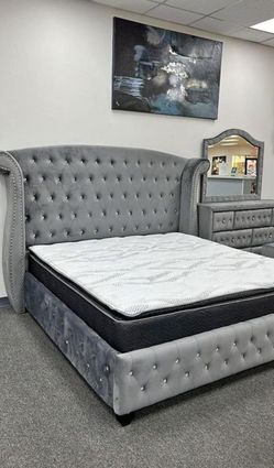 Grand traditional bedroom set featuring inspired craftsmanship & modern durability