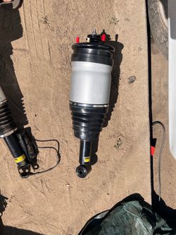 . rear air suspension spring strut for a Land Rover Range Rover Sport (2006-2013) or Land Rover LR3/LR4
