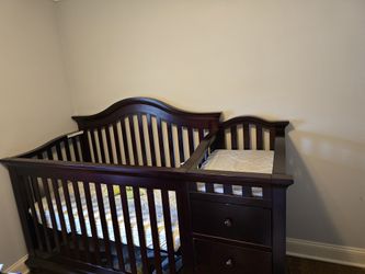 Sorelle 4-in-1 Convertible Crib w/ Changing Table & Storage – $300 OBO – Must Go!