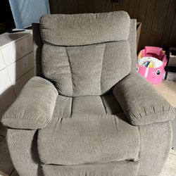 Beautiful Over Stuffed Plush Soft Recliner Manual EXCELLENT CONDITION 