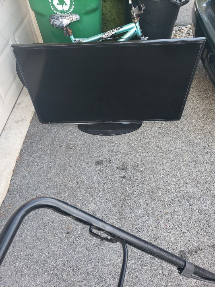 Samsung 55" Smart TV - Broken Screen