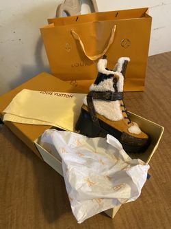 Lv boots 🥾 size 7 and a 8 in woman🔥🔥🔥🔥