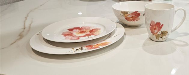 Oneida Amore White/ Pink Porcelain 48-piece Dinnerware Set (Service for 12)