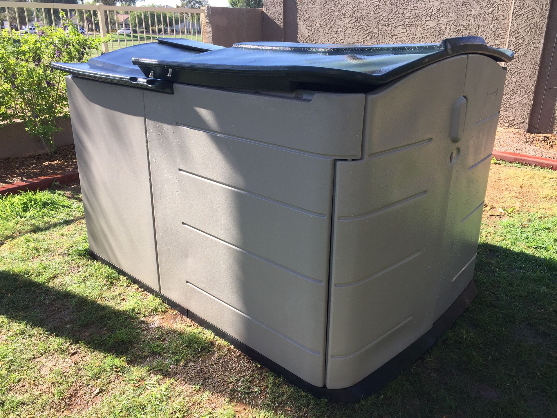 Rubbermaid Slide-Lid Storage Shed 3752, Green Roof, 92-cubic ft - CLEAN!