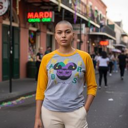 Mardi Gras Raglan Graphic Tee Men’s Medium Gray Yellow 3/4 Sleeve 