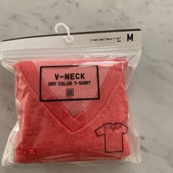 Uniqlo T-Shirt V Neck Short Sleeve Men’s Medium – NEW