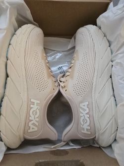 HOKA ARAHI 7 Tennis Shoes. Size 8 WOMAN'S