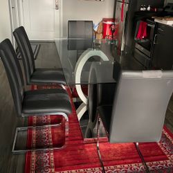 Dining table and 4 Chairs 