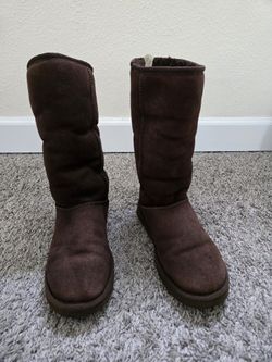 UGG Boots Size 7 Women. Brown.