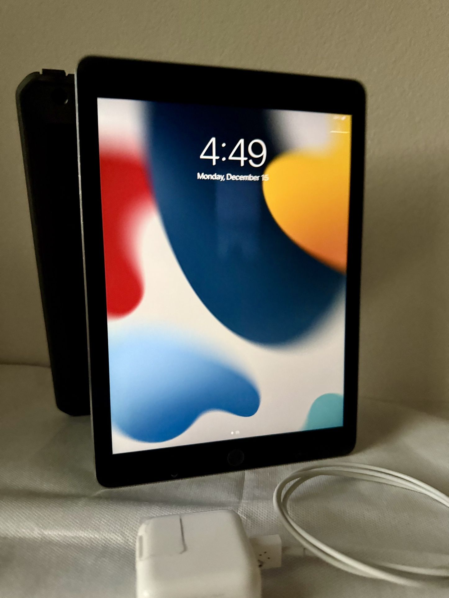 Apple iPad Air 2 + Cable & Charger, A1566 (2nd Gen iPad Air 2 Tablet)