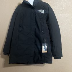 🥶🥶 🥶The North Face Women's New Outer Boroughs Parka (sz. M)