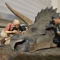 Jurassic Park Iron Studios Sick Triceratops Deluxe Art Scale Diorama Statue 1/10