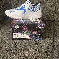 Basketball shoes