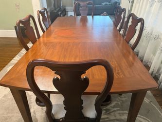 Queen Anne Style Dining Table and 6 Chairs