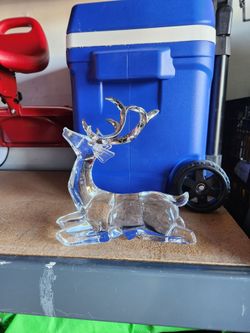 2 reindeer figurines: christmas decor