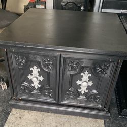 CUTE BLACK END TABLE   ( ONE ONLY )
