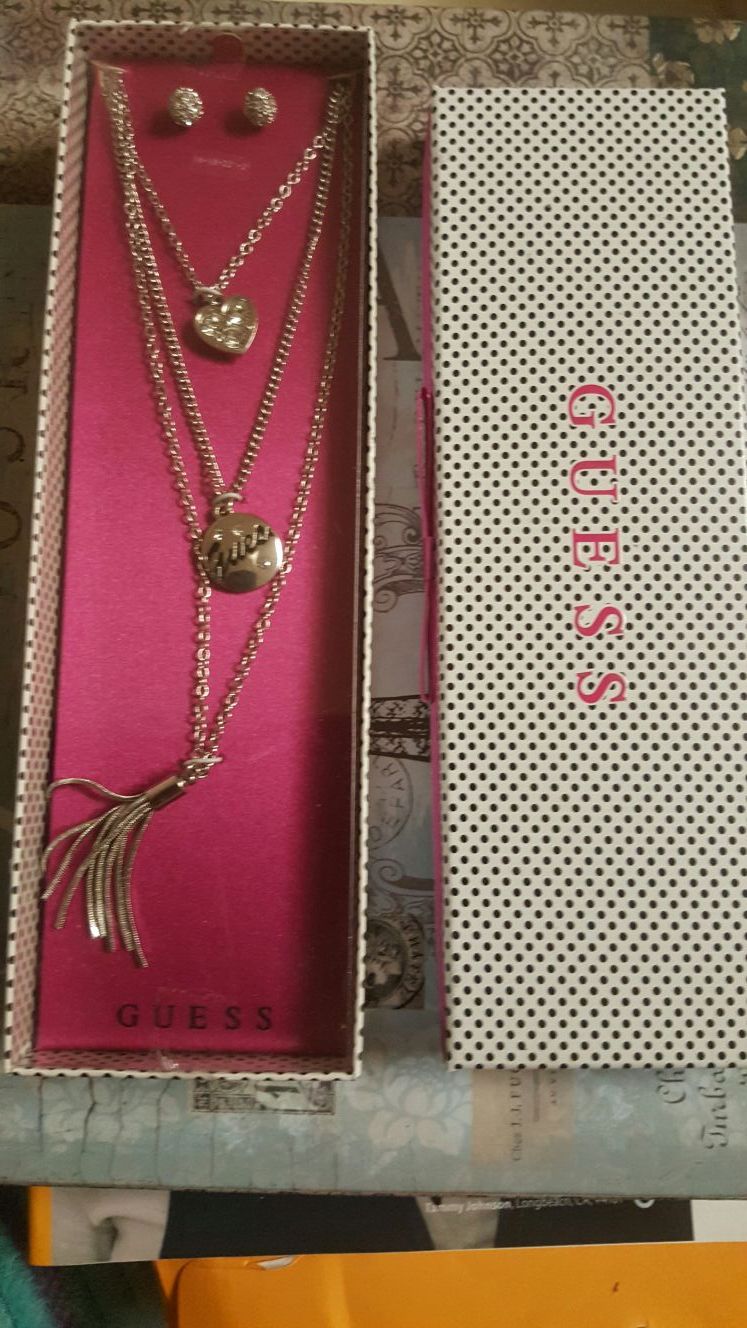 GUESS TRIO NECKLACE SET OF EARRING