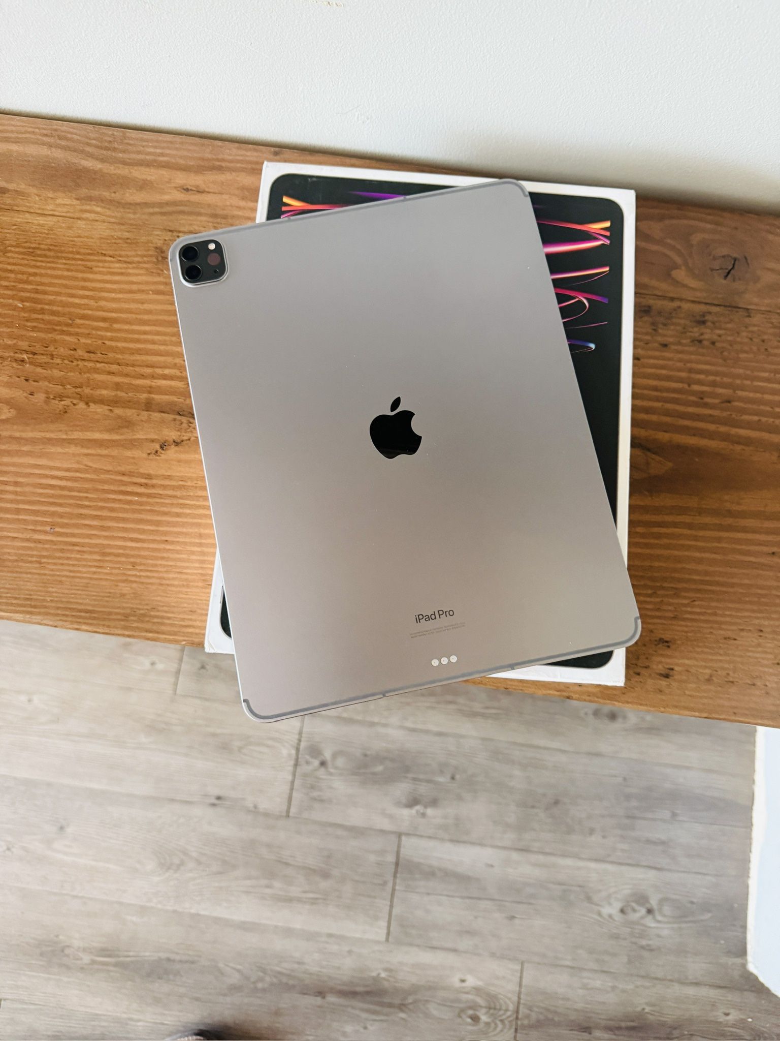 iPad Pro 12.9 Inch 6th Generation WiFi + Cellular