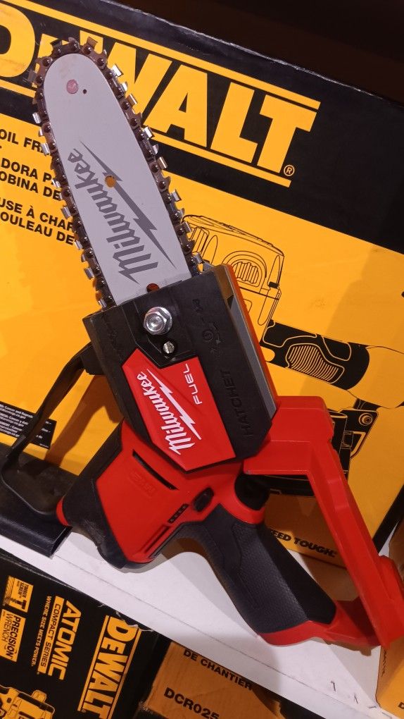 Milwaukee
M12 FUEL 6 in. 12V Lithium-Ion Brushless Electric Cordless Battery Pruning Saw HATCHET (Tool-Only)